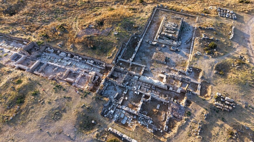 Blaundos’ta Kuzey Tapınağı’nı çevreleyen duvarın kalıntılarına ulaşıldı