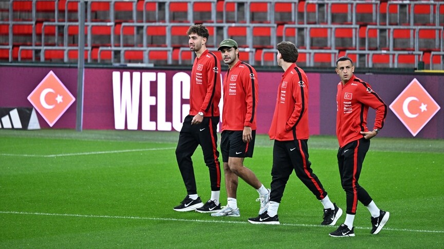 A Milli Futbol Takımı Belçika maçı öncesi Maurice Dufrasne Stadı'nda yürüdü