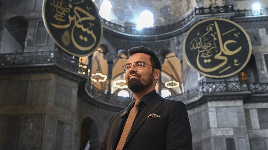 Ayasofya müezzinlerinden Akbaş, 86 yıl sonra yeniden ibadete açılan caminin hikayesini ilahiye taşıdı