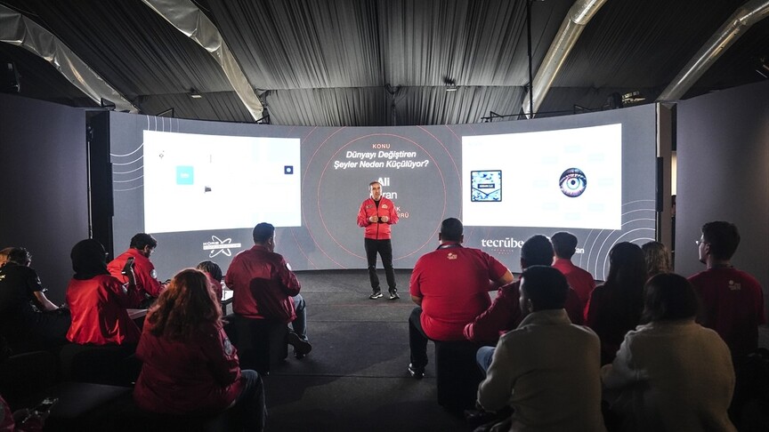TEKNOFEST Güneydoğu'da "Dünyayı Değiştiren Şeyler Neden Küçülüyor?" başlıklı panel düzenlendi