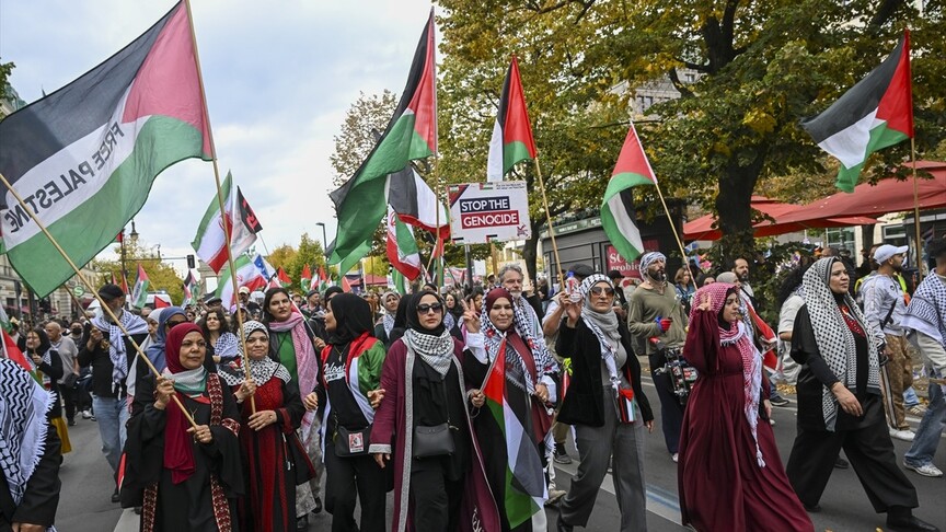Berlin'de binlerce kişi silahlanmaya, savaşa ve zorunlu askerliğe karşı gösteri yaptı