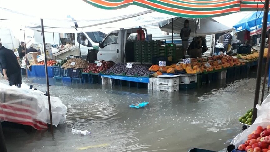 Alanya'da sağanak hayatı olumsuz etkiledi