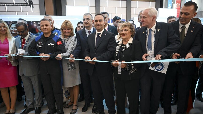Bakan Kacır, 77. Uluslararası Uzay Kongresi kapsamında fuar alanının açılışını yaptı