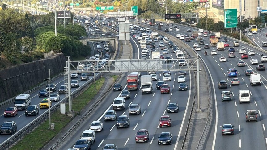 İstanbul'da sabah saatlerinde trafik yoğunluğu yaşanıyor