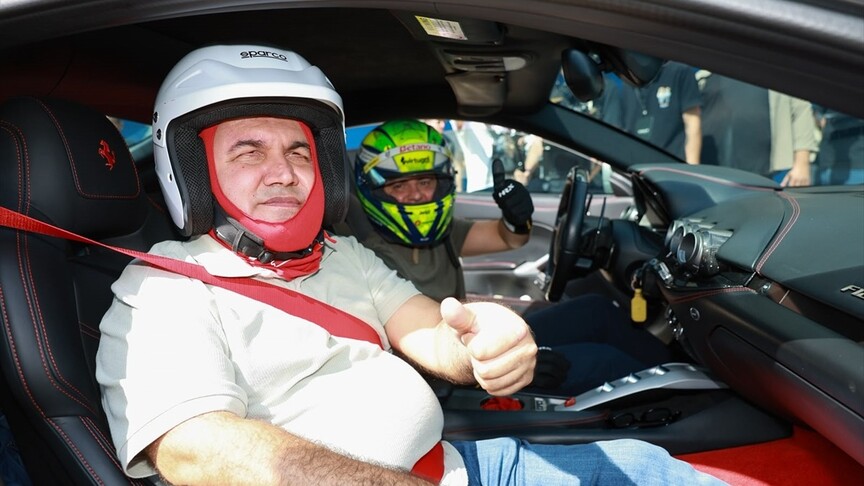 Felipe Massa, görme engelli Levent Karadöl ile İstanbul Park'ta piste çıktı