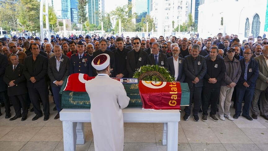 Sanatçı Göksel Arsoy son yolculuğuna uğurlandı