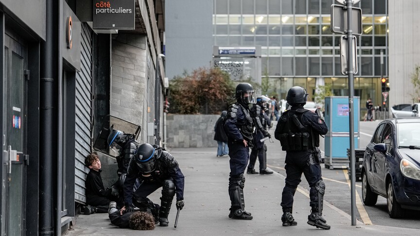 Fransa'daki lise eylemlerinde polis şiddeti gündemde