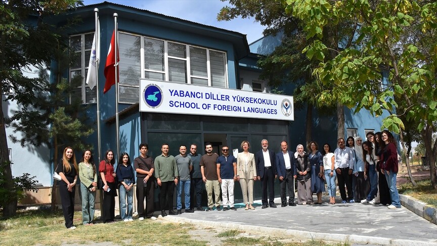 Van'da yüksekokul binasında sigaraya karşı "20 metre" sınırı