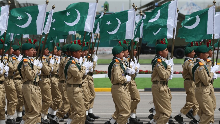 Pakistan önemli sayıda askeri personelinin Suudi Arabistan'da bulunduğunu belirtti