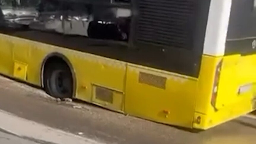 Maltepe'de bir İETT otobüsü yolun çökmesi sonucu oluşan çukura düştü