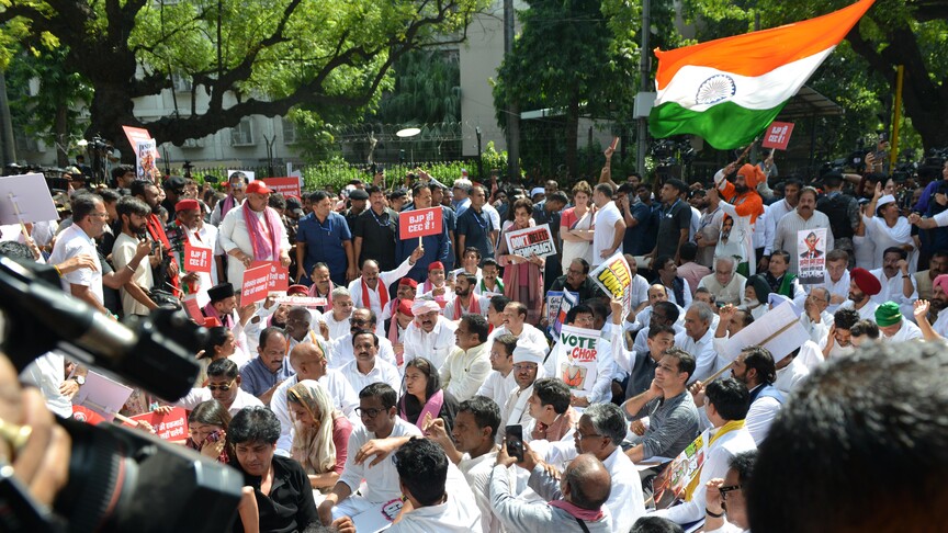 Hindistan'da seçmen listelerine yönelik protesto öncesinde güvenlik önlemleri artırıldı