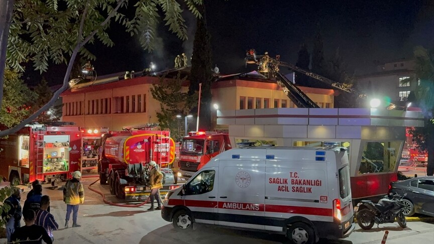 Kartal Koşuyolu Eğitim ve Araştırma Hastanesinin çatısında çıkan yangına müdahale ediliyor