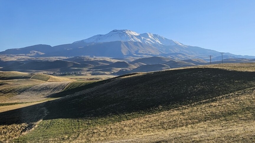 Süphan Dağı'nın zirvesi karla kaplandı