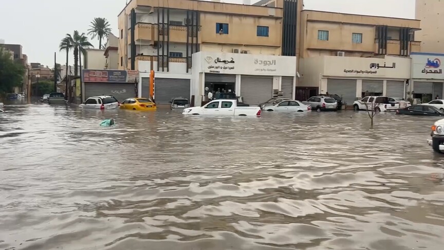 Libya’nın başkenti Trablus’ta şiddetli yağmur nedeniyle yol ve caddeleri su bastı