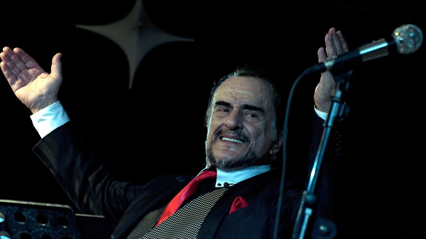 Türk pop ve romantik müziğinin sesi: Alpay