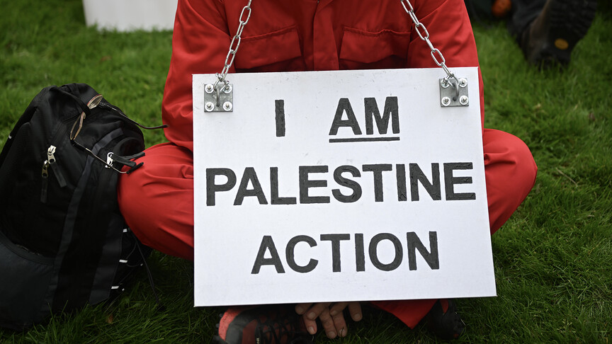 İrlandalı yazar Rooney'nin kitapları, Palestine Action'a desteği nedeniyle İngiltere'de satıştan kaldırılıyor