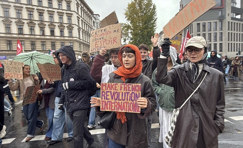 Berlin'deki öğrencilerden Fransa'da eylem yapan öğrencilere destek yürüyüşü