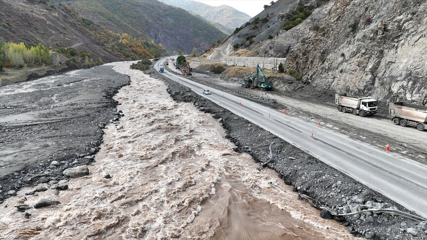 Erzincan-Erzurum kara yolundaki heyelan ve ekiplerin çalışması dronla görüntülendi