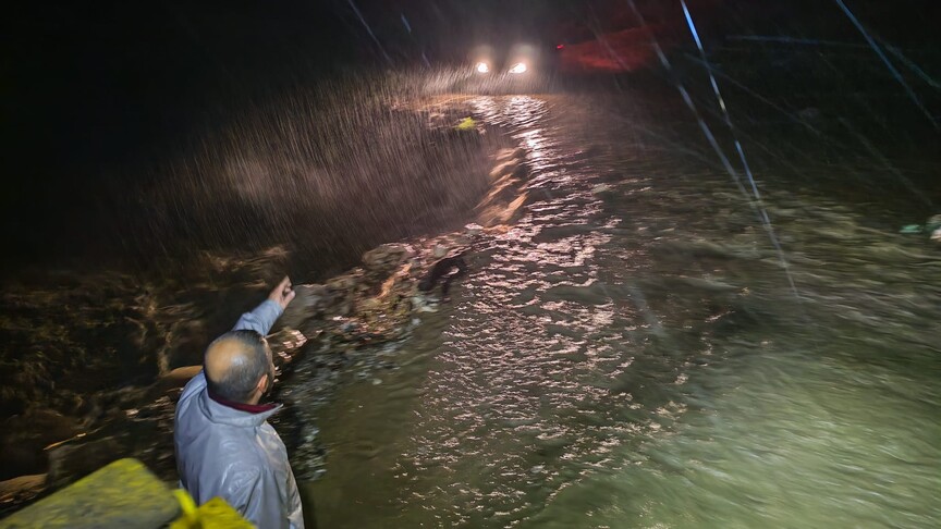 Bursa'da taşan dere nedeniyle yol ulaşıma kapandı