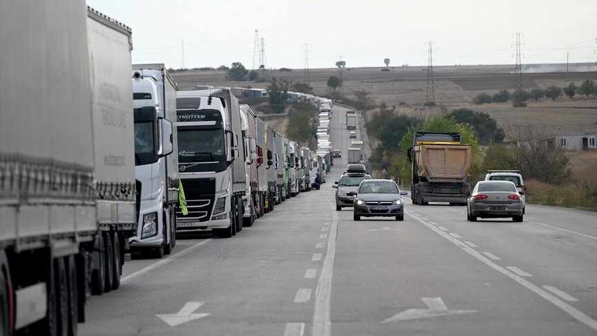 Hamzabeyli Sınır Kapısı’nda 27 kilometrelik tır kuyruğu oluştu