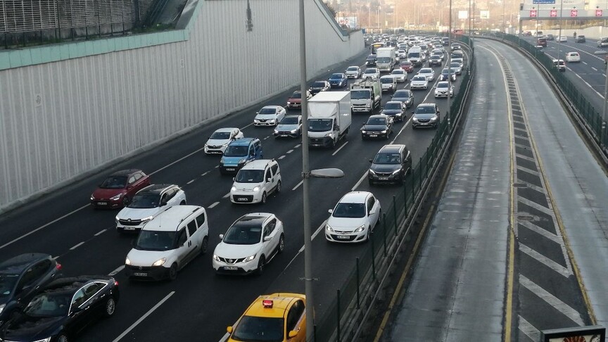 Büyükçekmece'de D-100 kara yolunun bir bölümü 22.00-06.00 saatlerinde trafiğe kapatılacak