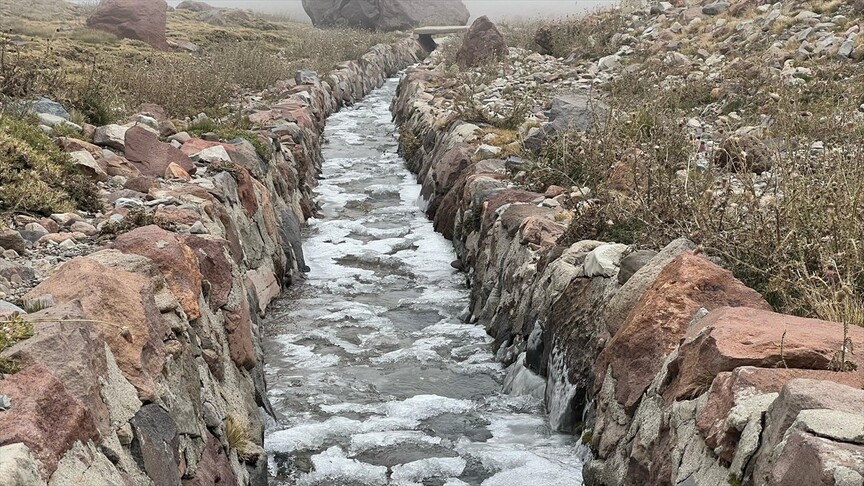 Erciyes Dağı'ndaki su kanalları buz tuttu