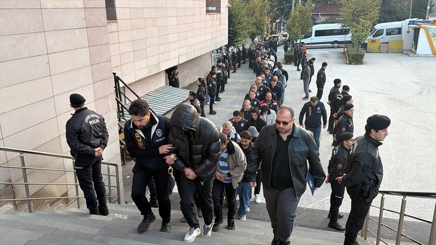 Eskişehir merkezli yasa dışı bahis operasyonunda yakalanan 86 şüpheli adliyede
