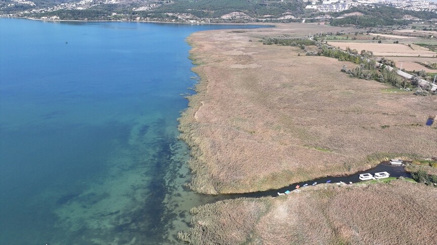 Sapanca Gölü'nde suyun çekildiği alanlar son yağışlarla kısmen doldu