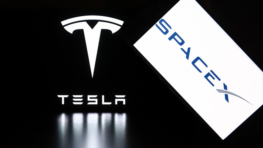 Elon Musk, SpaceX ile Tesla'nın olası birleşme için komiteler kurduğunu belirtti