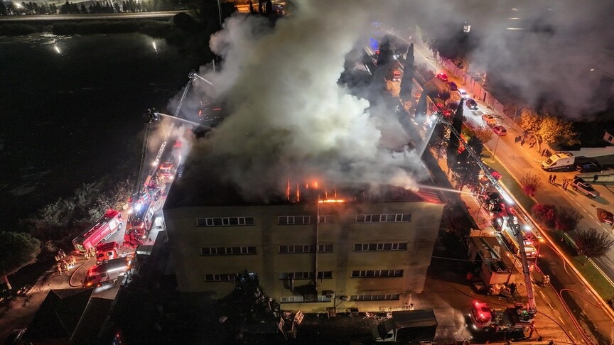 Tuzla'da ayakkabı fabrikasında çıkan yangın söndürüldü