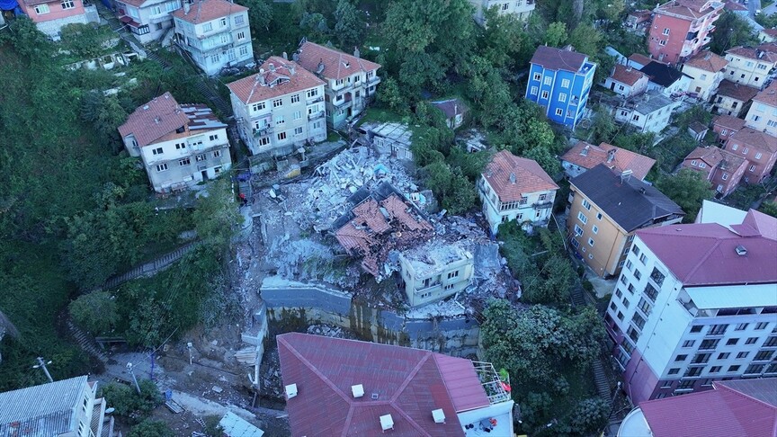 Zonguldak'ta çöken binanın çevresindeki 7 bina tedbiren boşaltıldı