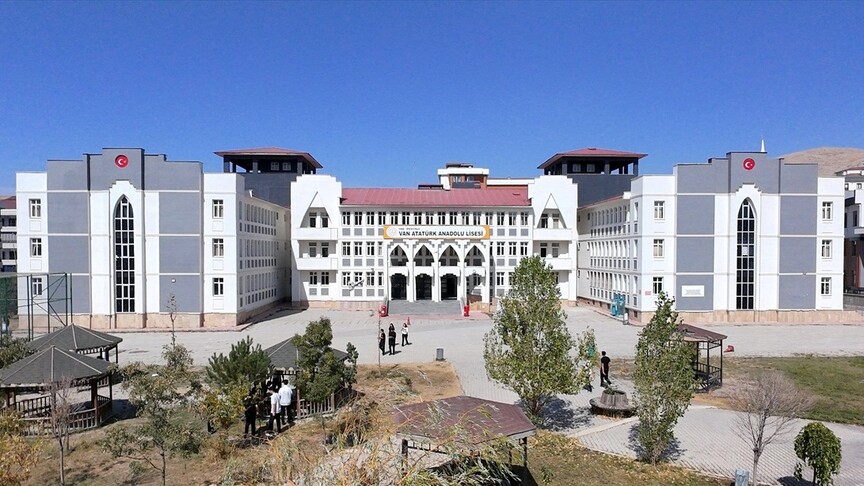 Van'ın ilk lisesi, depremlerin ardından yeni binasında eğitim hayatını sürdürüyor
