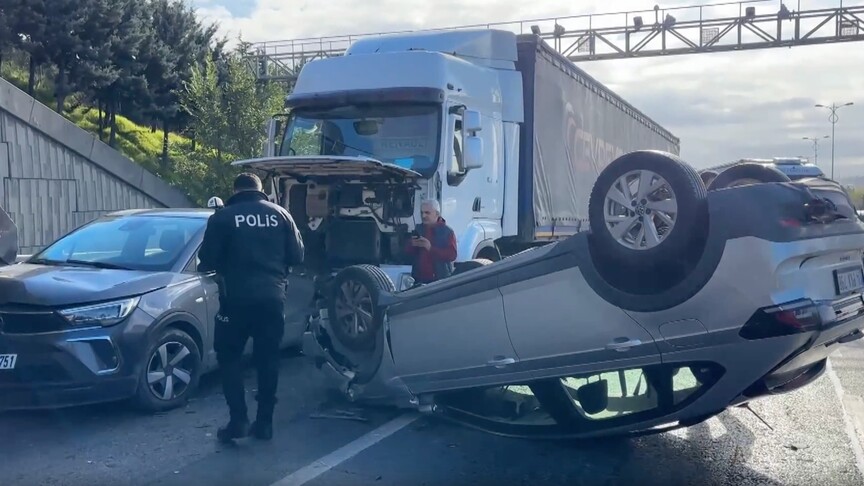 Bağcılar'daki TEM Otoyolu'nda 5 aracın karıştığı zincirleme trafik kazası meydana geldi