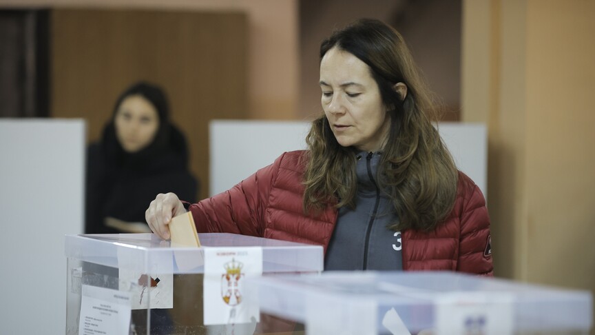 Sırbistan'da halk erken genel seçim için sandık başında