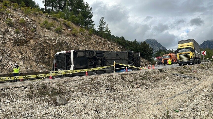 Burdur'da yolcu otobüsünün devrilmesi sonucu 1 kişi öldü, 9 kişi yaralandı