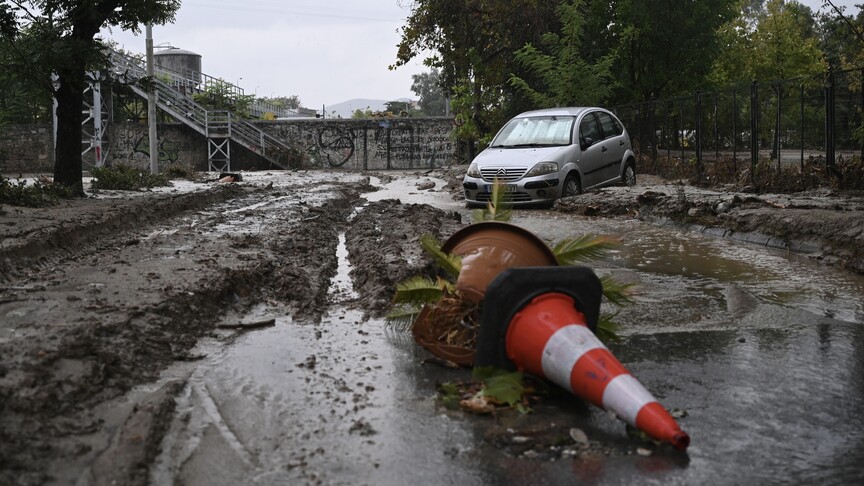 Yunanistan'da şiddetli yağışlar heyelan ve su baskınlarına yol açtı