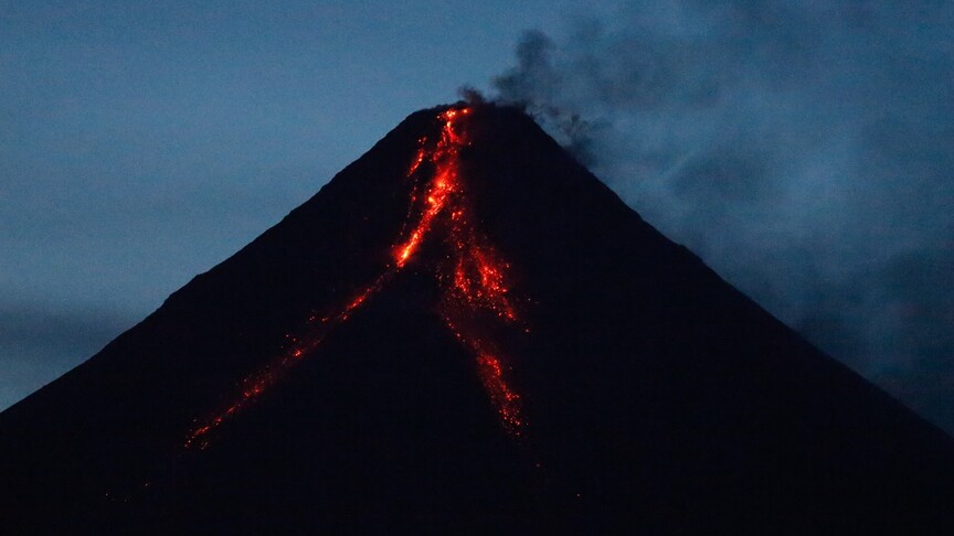 Philippines raises alert level as Mayon Volcano erupts