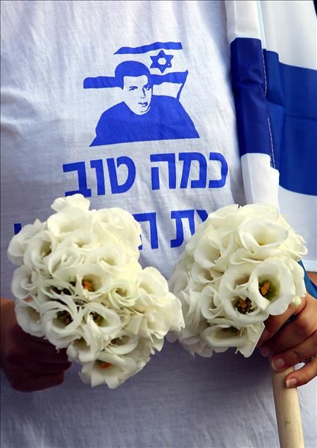 ISRAILLI CAVUS SALIT EVINE DONDU