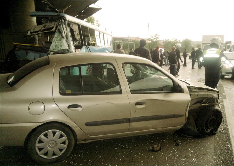 BAYRAMPASA'DA TRAFIK KAZASI: 9 YARALI