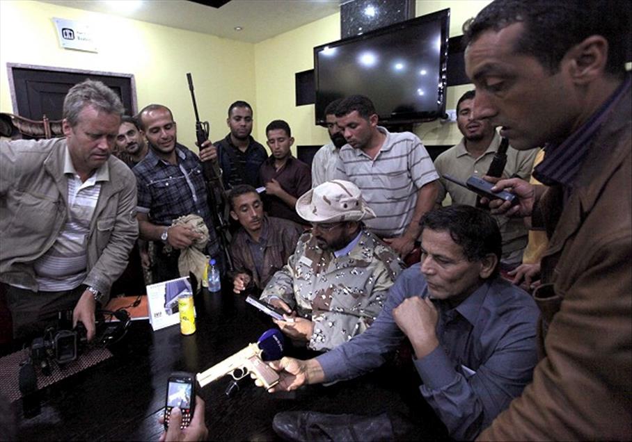 LIBYA -KADDAFI'NIN SILAHLARI VE UYDU TELEFONU GORUCUYE CIKTI
