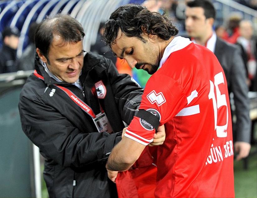 SAMSUNSPORLU FUTBOLCULAR SAHAYA SIYAH BANT ILE CIKTI