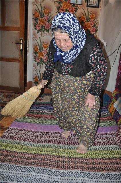 105 YASINDAKI RAZIYE NINE, HER ISINI KENDISI YAPIYOR 