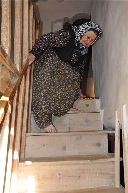 105 YASINDAKI RAZIYE NINE, HER ISINI KENDISI YAPIYOR 