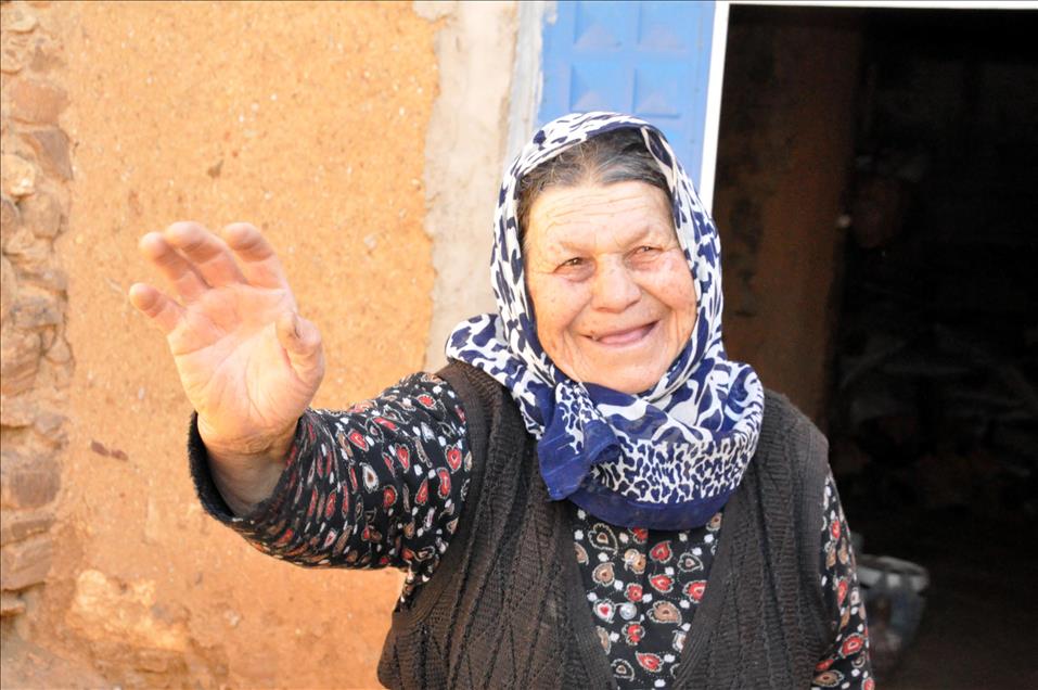 105 YASINDAKI RAZIYE NINE, HER ISINI KENDISI YAPIYOR 