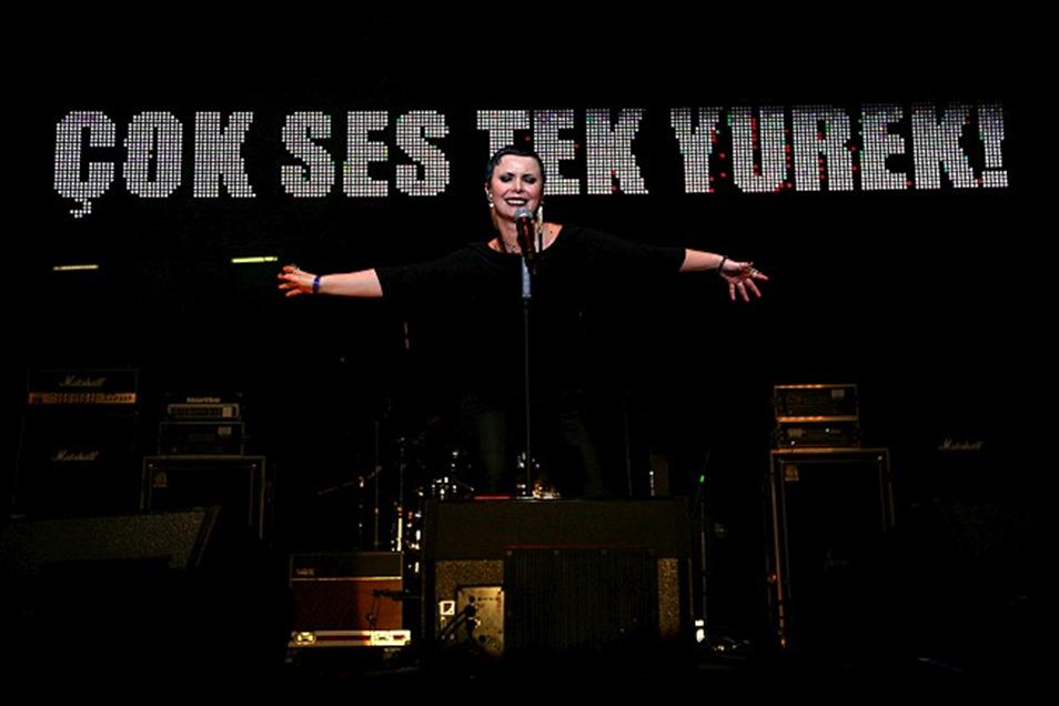 VAN ICIN 12 SAATLIK KONSER MARATONU SONA ERDI