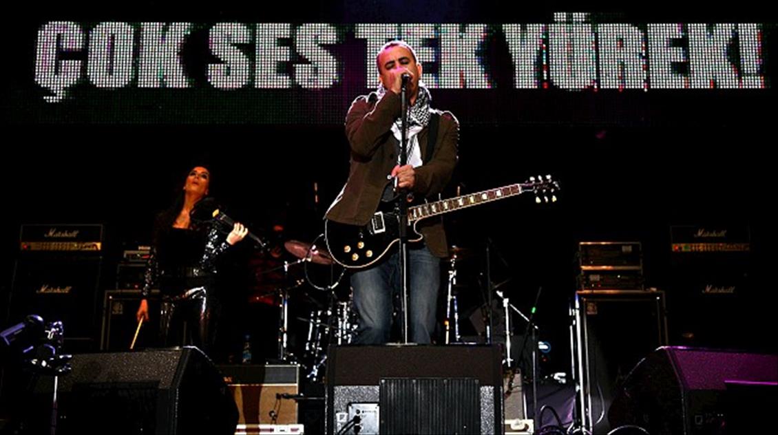 VAN ICIN 12 SAATLIK KONSER MARATONU SONA ERDI