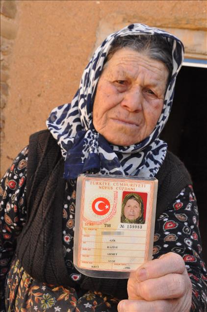 105 YASINDAKI RAZIYE NINE, HER ISINI KENDISI YAPIYOR 