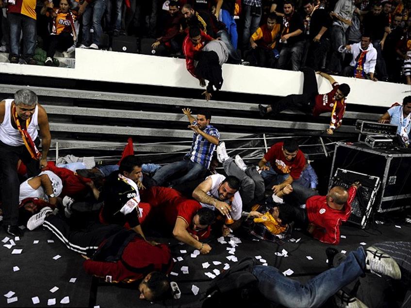 GALATASARAYLI TARAFTARLAR TRIBUNDEN ASAGI DUSTU