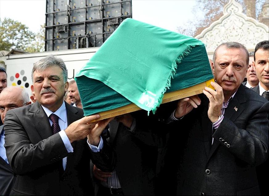 BASBAKAN ERDOGAN'IN ANNESI SON YOLCULUGUNA UGURLANIYOR