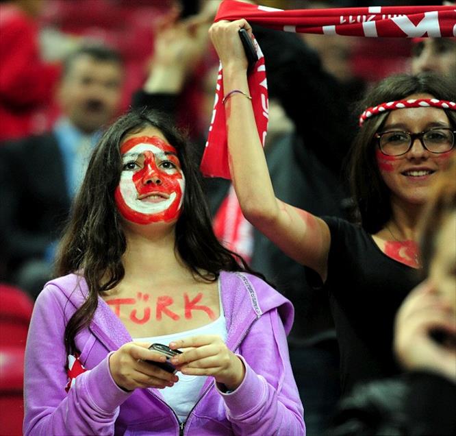 TARAFTARLAR A MILLI FUTBOL TAKIMINI YALNIZ BIRAKMADI